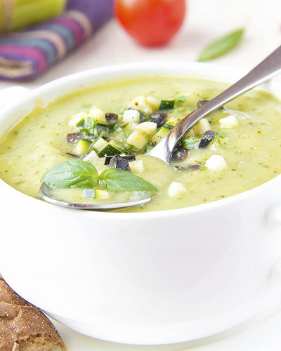 Soupe de concombre froide é la menthe et yaourt