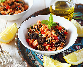 Taboulé citronné aux pois chiches et olives noires