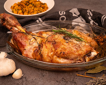 épaule d'agneau entiére rétie au four